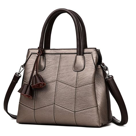 BAGS: A LUXURY COLLECTION OF HANDBAGS, SHOULDER BAGS & TOTE BAGS .